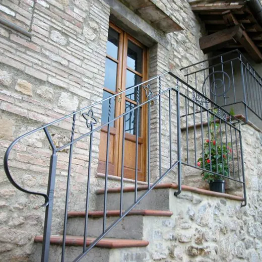 Balustradă cu motiv floral, la etaj