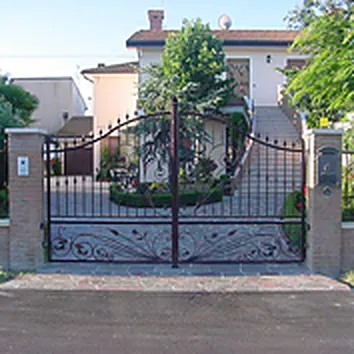 Poartă cu arc și stâlpi de zidărie