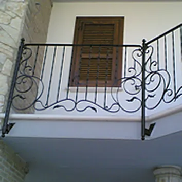 Balustradă din fier forjat lângă fereastră