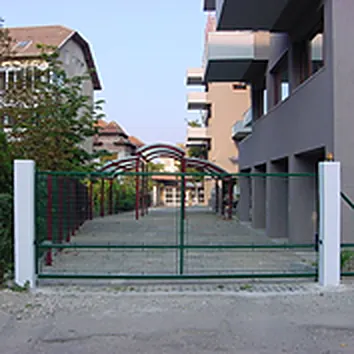 Poartă metalică vopsită în verde